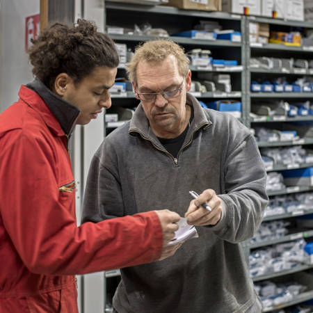 Workshop Sterk in je werk 50+ - Oudere medewerker legt iets uit aan jongere medewerker