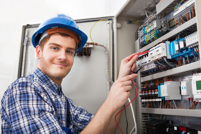 TopMeesterschapsdagen: Medewerker met helm aan het werk in technische installatie