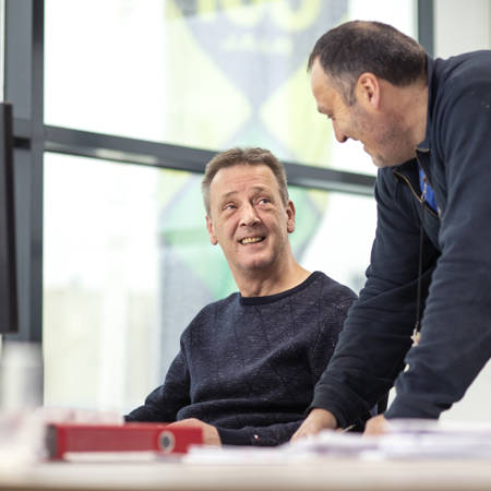 HR-medewerker voert gesprek over beloningsbeleid met medewerker