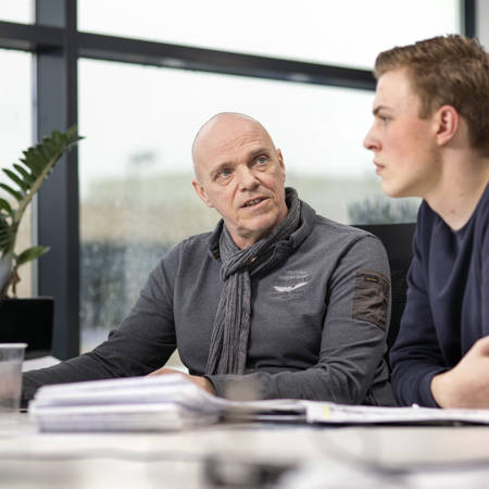 HR-medewerker beëindigt dienstverband van technisch medewerker