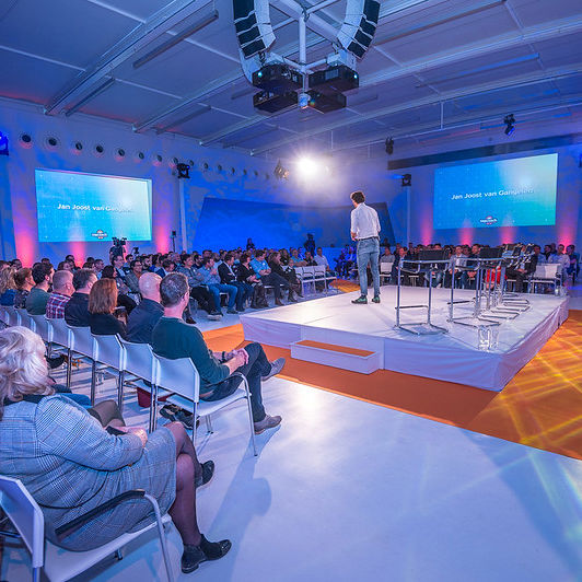 Waarom zijn de Topcoach van het jaar verkiezingen zo belangrijk? - Jan Joost van Gangelen op het podium bij de Topcoach van het jaar verkiezing