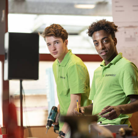Scholieren spelen het Alles is techniek bordspel