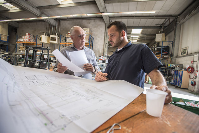 Technische medewerker helpt nieuwe collega op weg