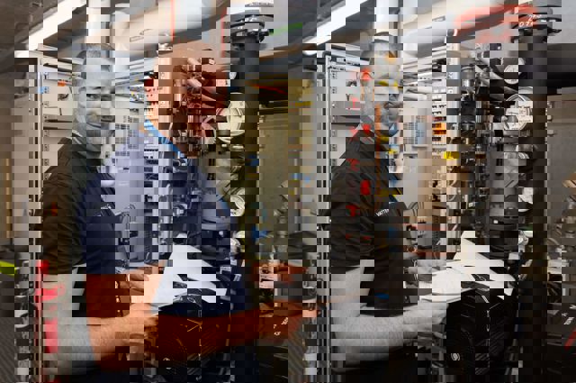 Dave Bierens Vattenfall Warmtenet controleert temperatuur en druk.