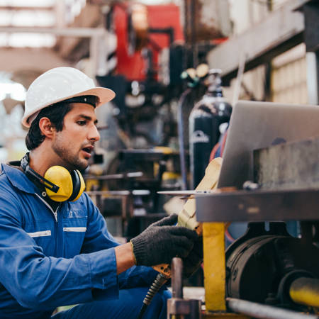 Technisch medewerker controleert machine