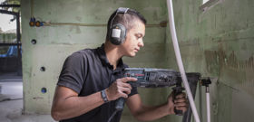 EVC-traject - Monteur installatiebureau KON werkt aan renovatie