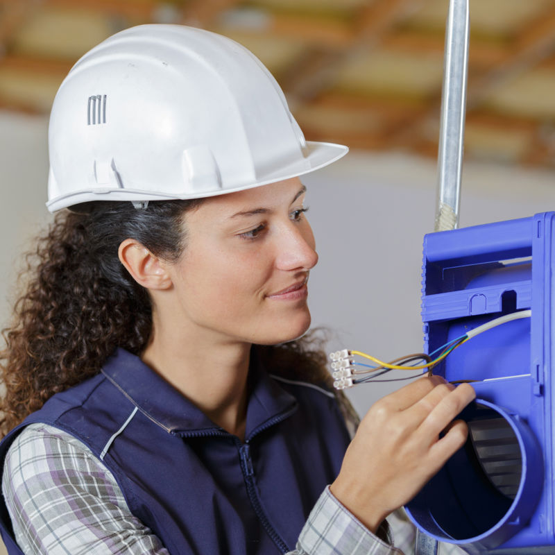Sterk in je werk workshops-Vrouwelijke installatiemonteur aan het werk