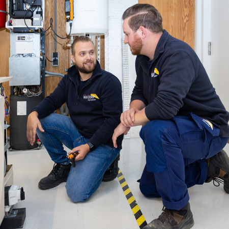 Werkplekleren - Collega monteurs van Van Dorp Ontwikkelhuis leren elkaar nieuwe skills