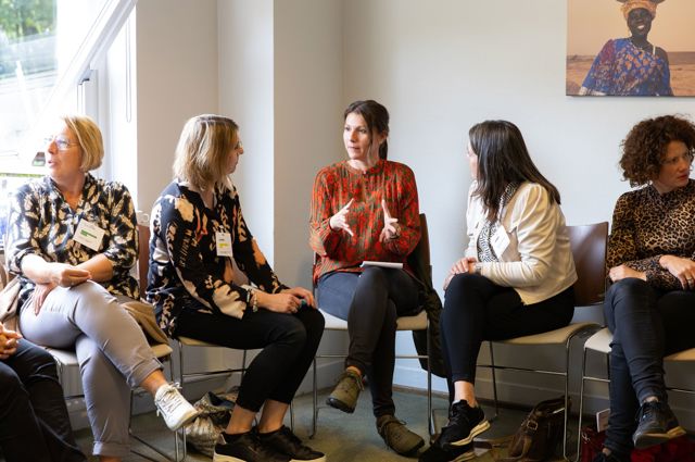 Bijeenkomst Female Impact 2024 - Groep vrouwen tijdens workshops