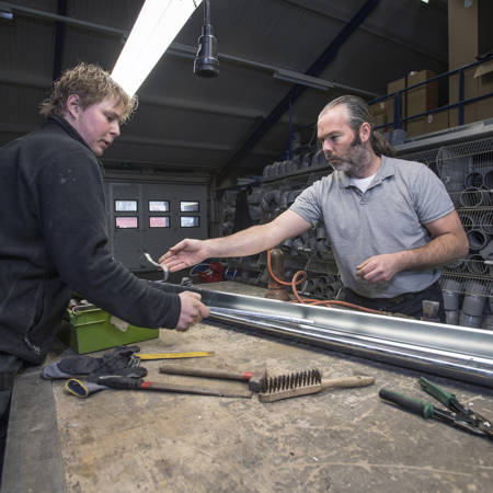 Technische medewerker coacht jongere medewerker