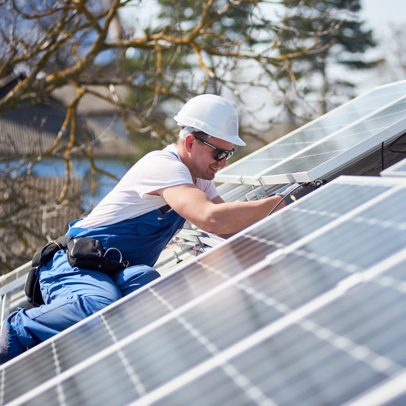 Meld je aan voor de online monteursdagen - installateur installeert zonnepanelen op het dak